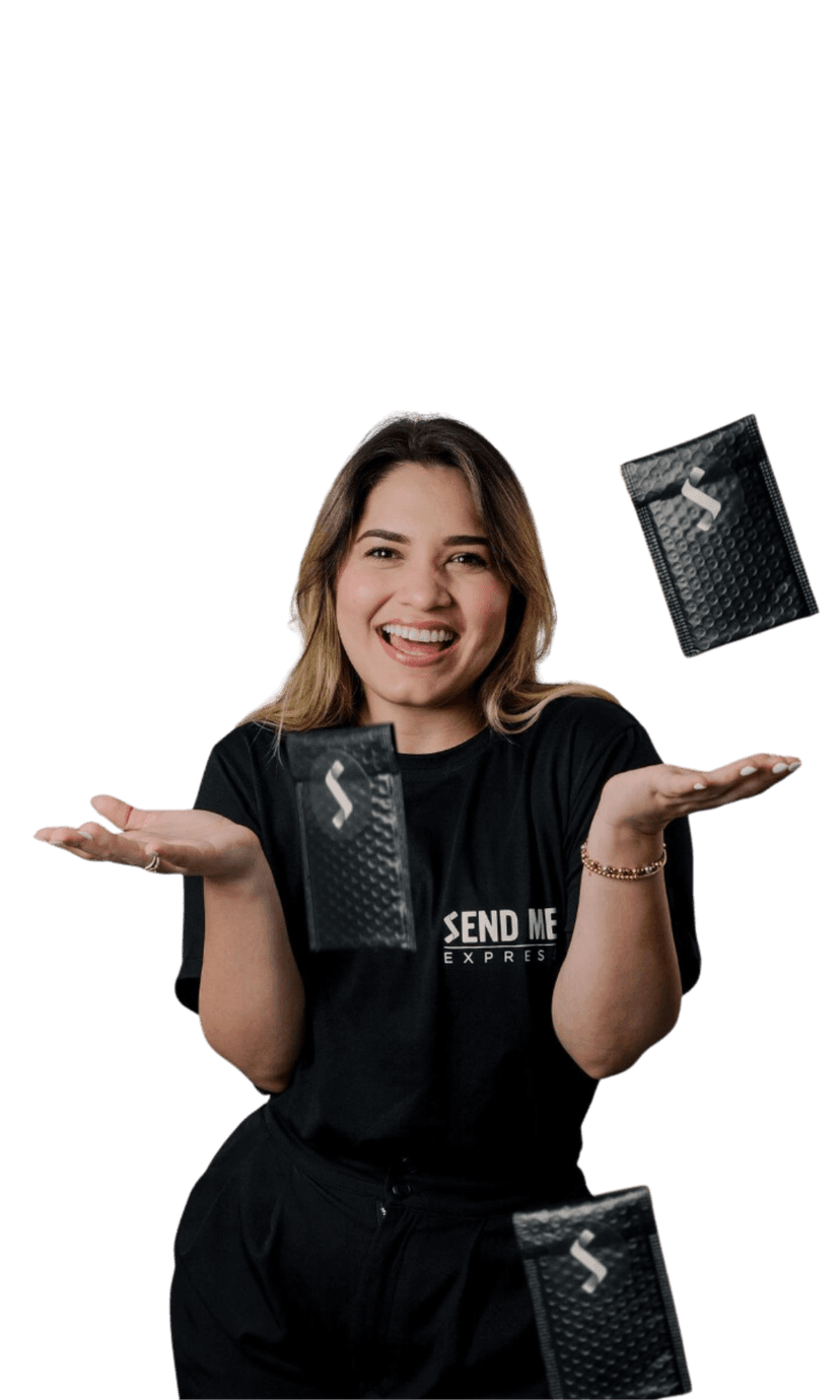 Persona de Send Me Express sosteniendo paquetes